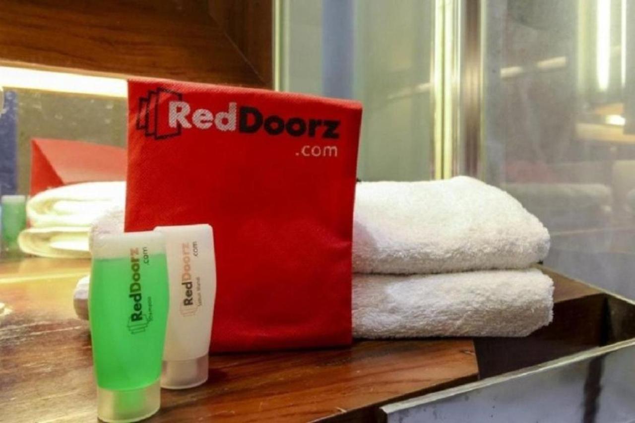 Reddoorz Plus @ Hertasning Area Макасар Екстериор снимка